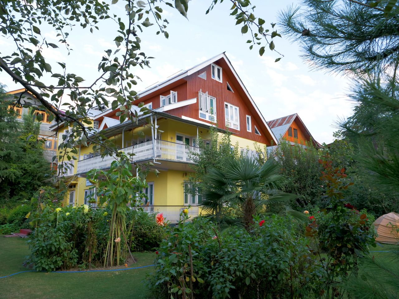 The Art of Drawing Readers In: Your attractive post title goes here Colorful suburban house surrounded by a vibrant garden, perfect for residential tranquility.